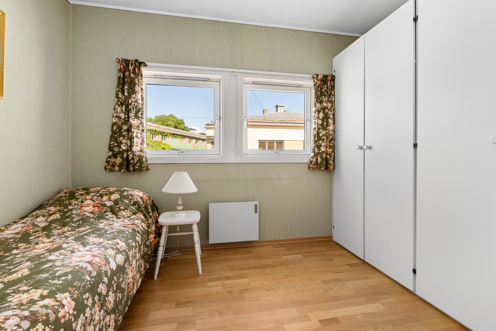 Soverom 2 med seng og skapplass Galleribilde