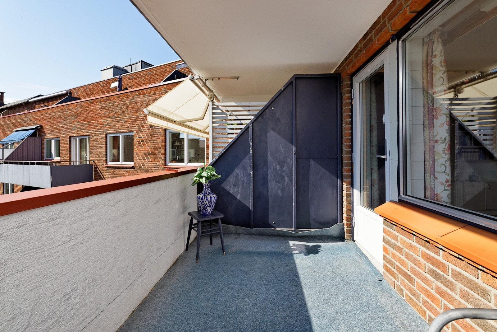 Balkongen er solrik og skjermet Galleribilde