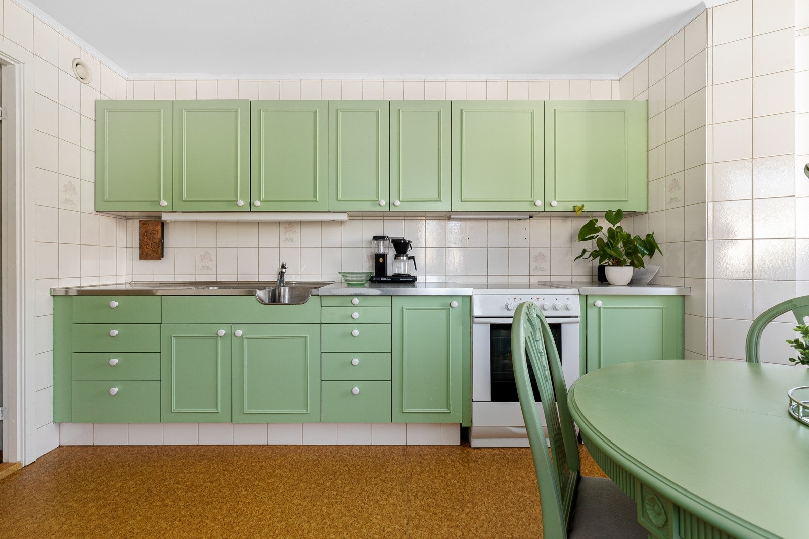 Kjøkkeninnredning fra 1982 med profilerte fronter Galleribilde