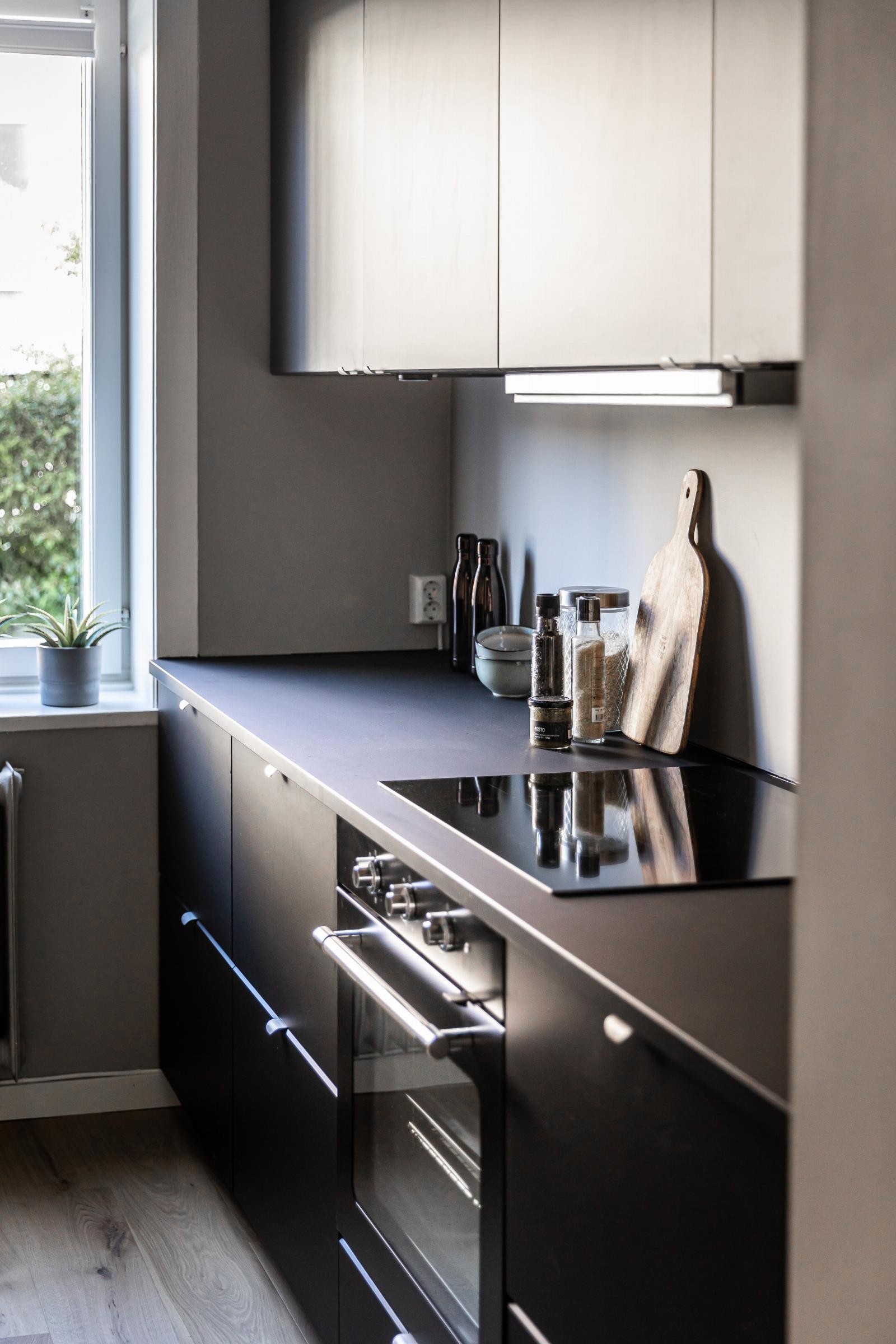 Kjøkkenet har en stilren kjøkkeninnredning fra 2021. Galleribilde