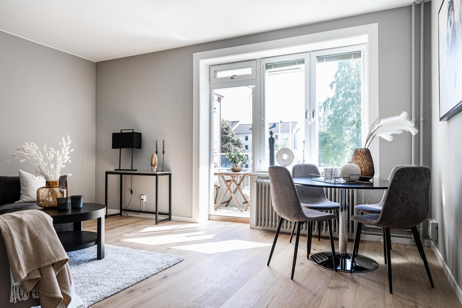 Sisilie Berg i PrivatMegleren har gleden av å presentere Frydens gate 1A. En nyoppusset (2021) og gjennomgående endeleilighet med solrik sydvendt balkong vendt mot idylliske grøntarealer.| Mulighet for parkering |V.vann, fyring, kabel-tv og internett inkl Galleribilde