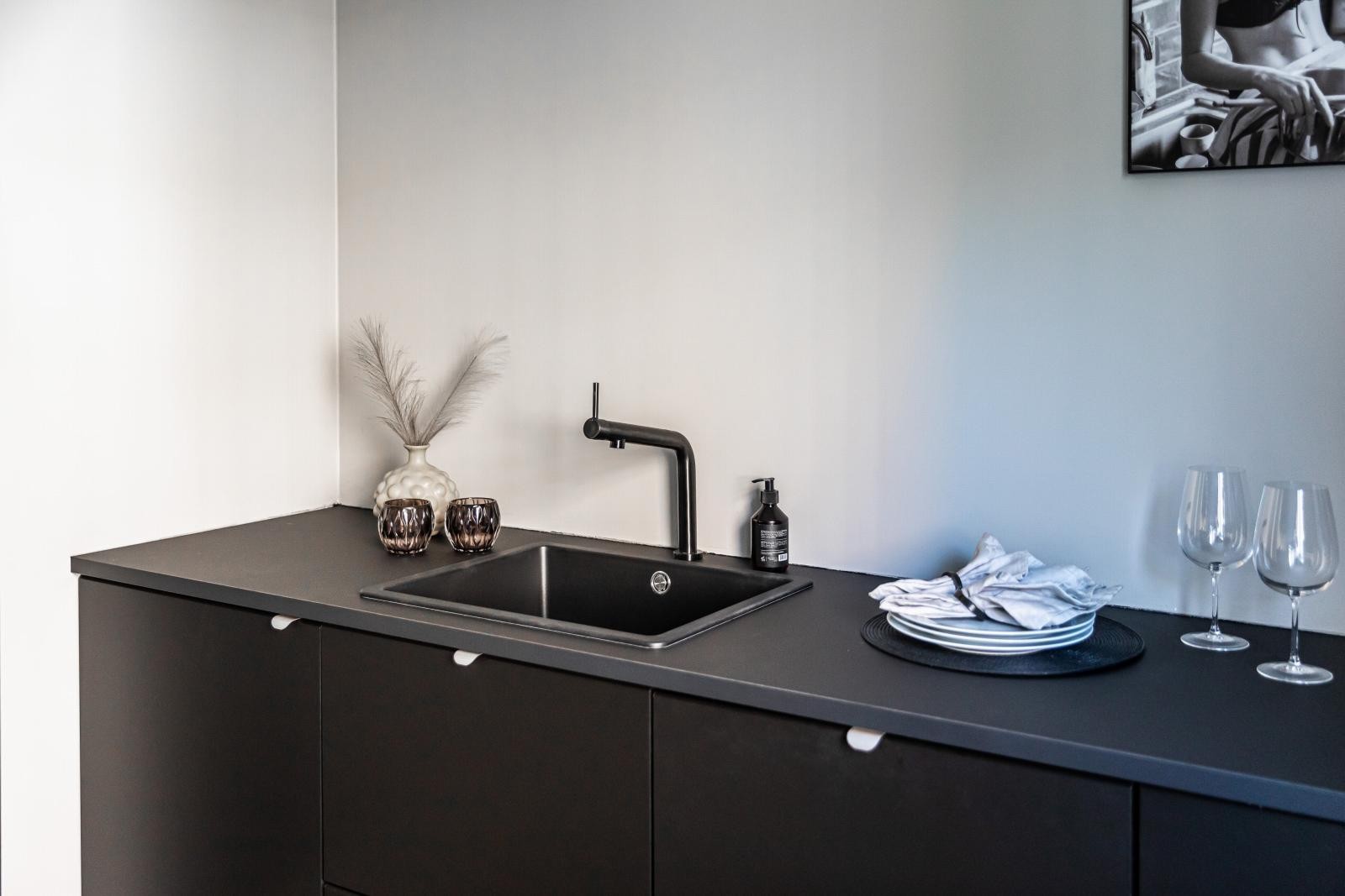 Kjøkkenet har store arbeidsflater som innbyr til matlaging. Galleribilde