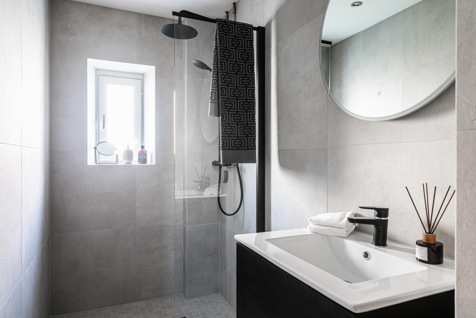 Delikat flislagt bad med varmekabler. Galleribilde