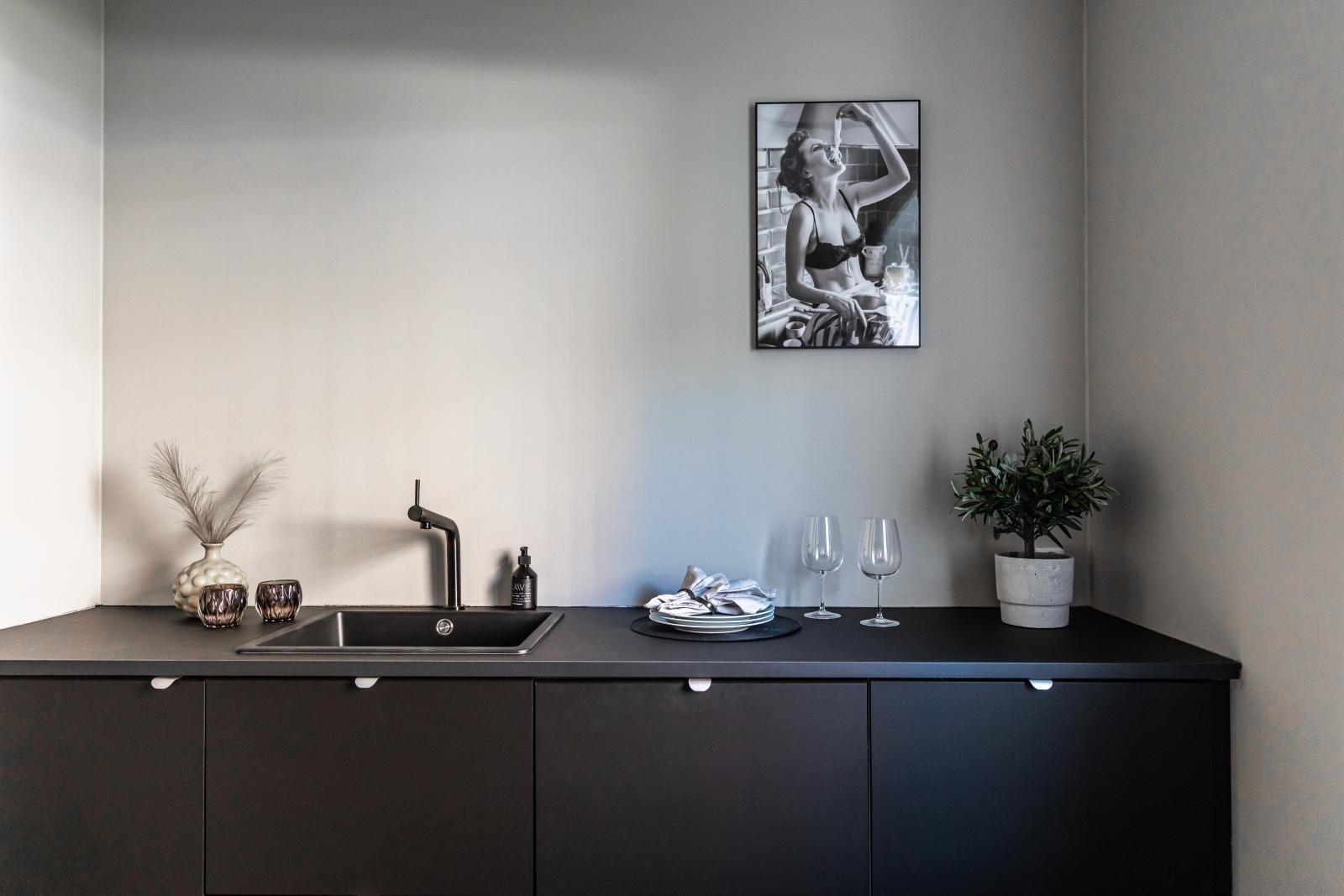 Moderne kjøkkeninnredning med integrerte hvitevarer. Galleribilde