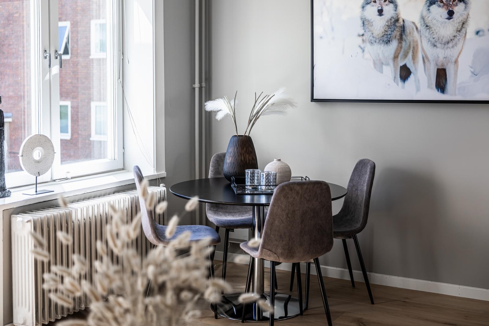 Med spiseplass i stuen kan man invitere venner og familie til sosiale sammenkomster. Galleribilde