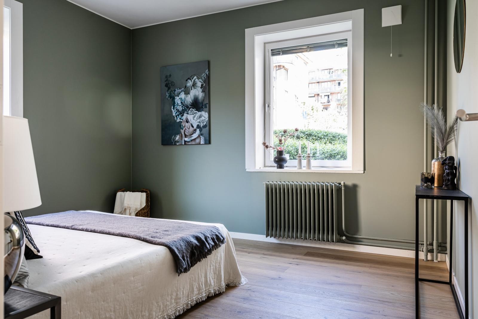 Hovedsoverommet har gode innvendige lysforhold med vindusflater på to sider. Galleribilde