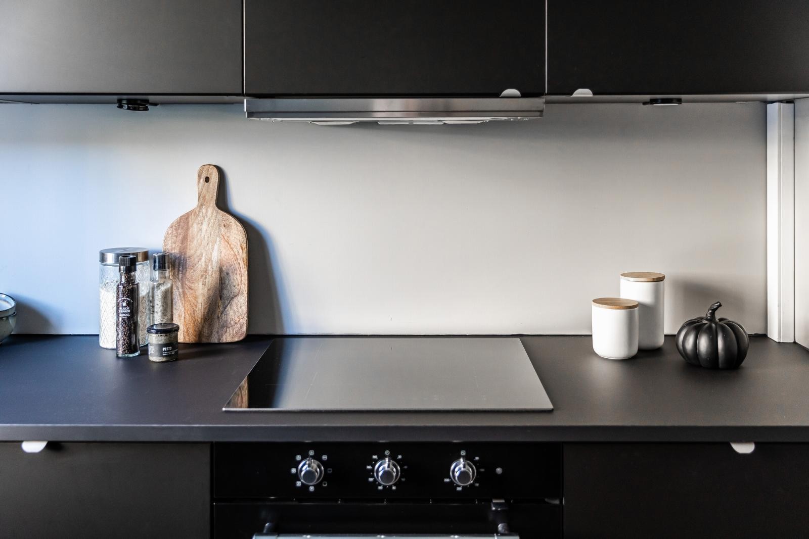 Kjøkkenet har integrerte hvitevarer som kjøl/frys, oppvaskmaskin, stekeovn, induksjonsplatetopp og avtrekksvifte. Galleribilde