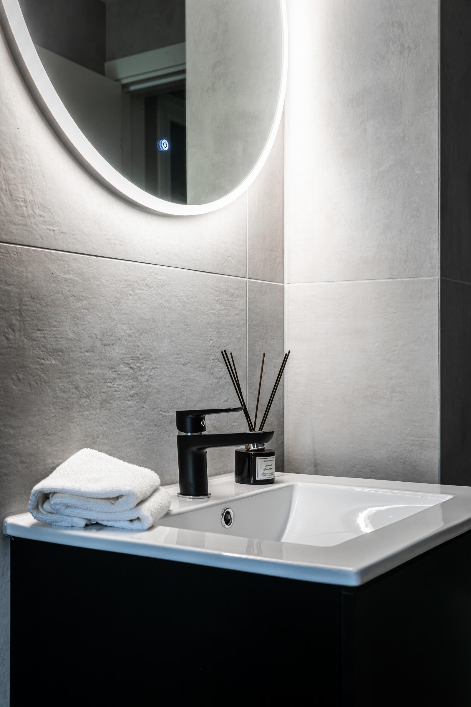 Lekkert speil med belysning. Galleribilde