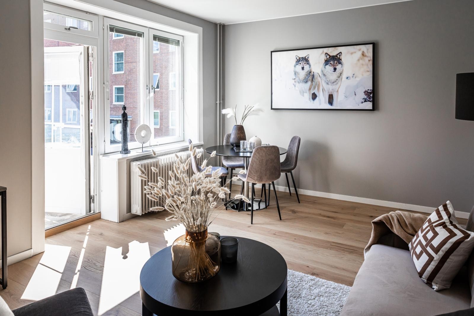 Fra stuen er det utgang til en solrik balkong. Galleribilde