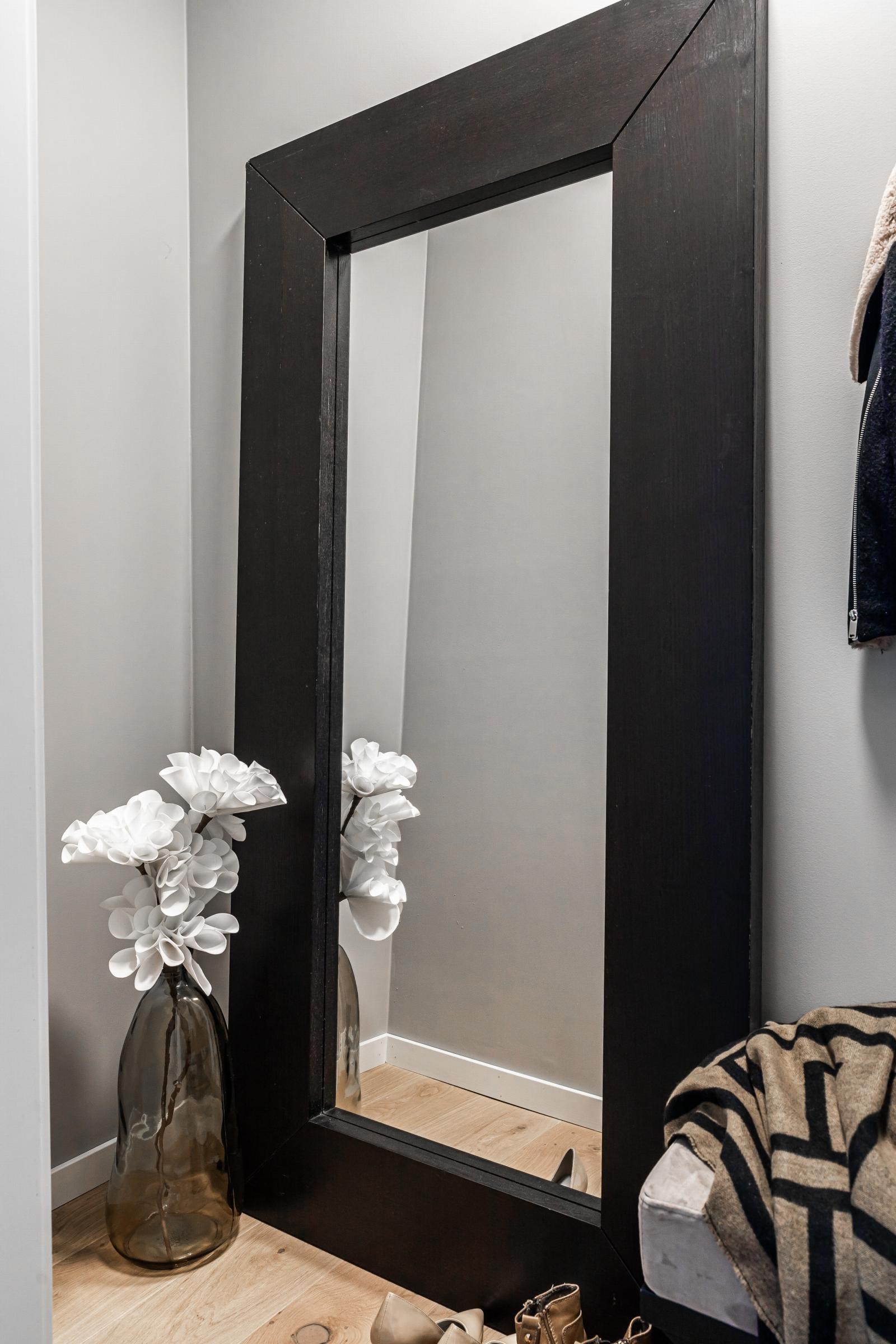 Walk-in closet med gode oppbevaringsmuligheter. Galleribilde