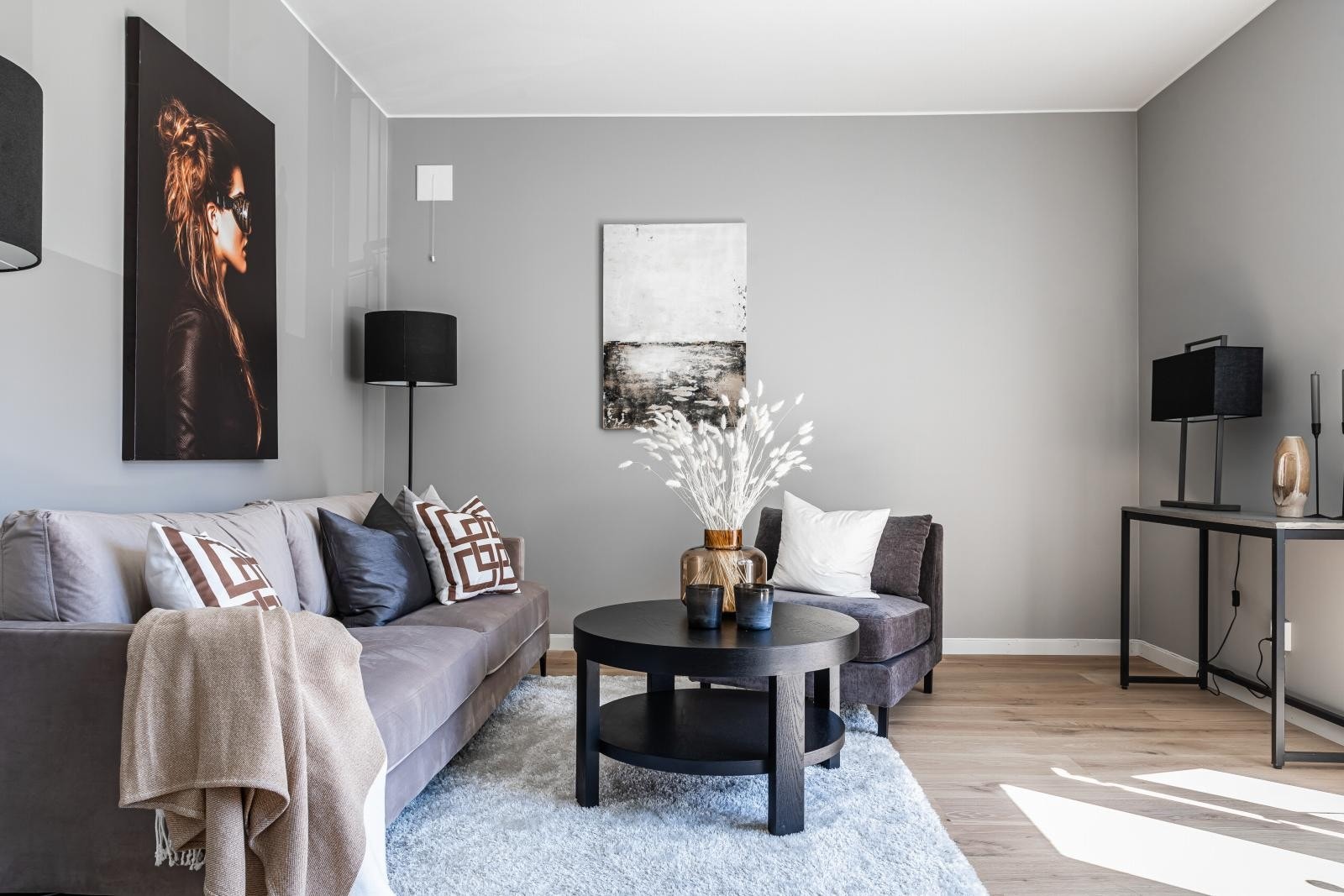 Gjennomgående planløsning, store vindusflater og adkomst til balkong som gir rommet en lys og luftig atmosfære! Galleribilde