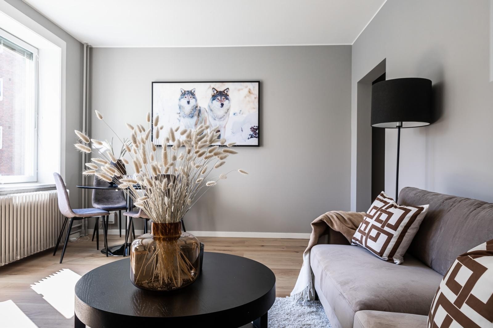 Lekker stue med god plass til sofa, spisegruppe, mediemøblement og annet ønsket møblement. Galleribilde