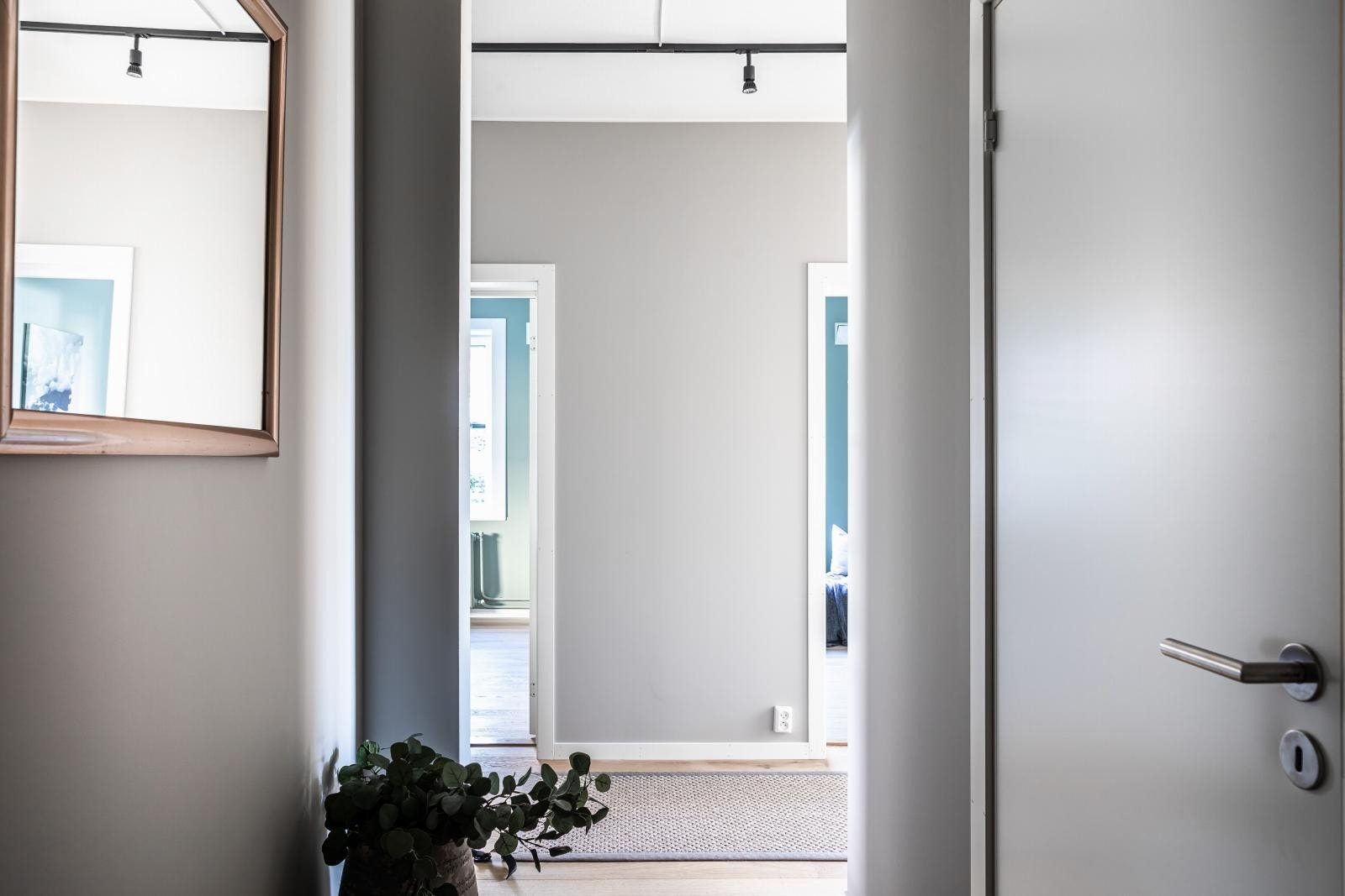 Leiligheten har et tidsmessig fargevalg. Galleribilde