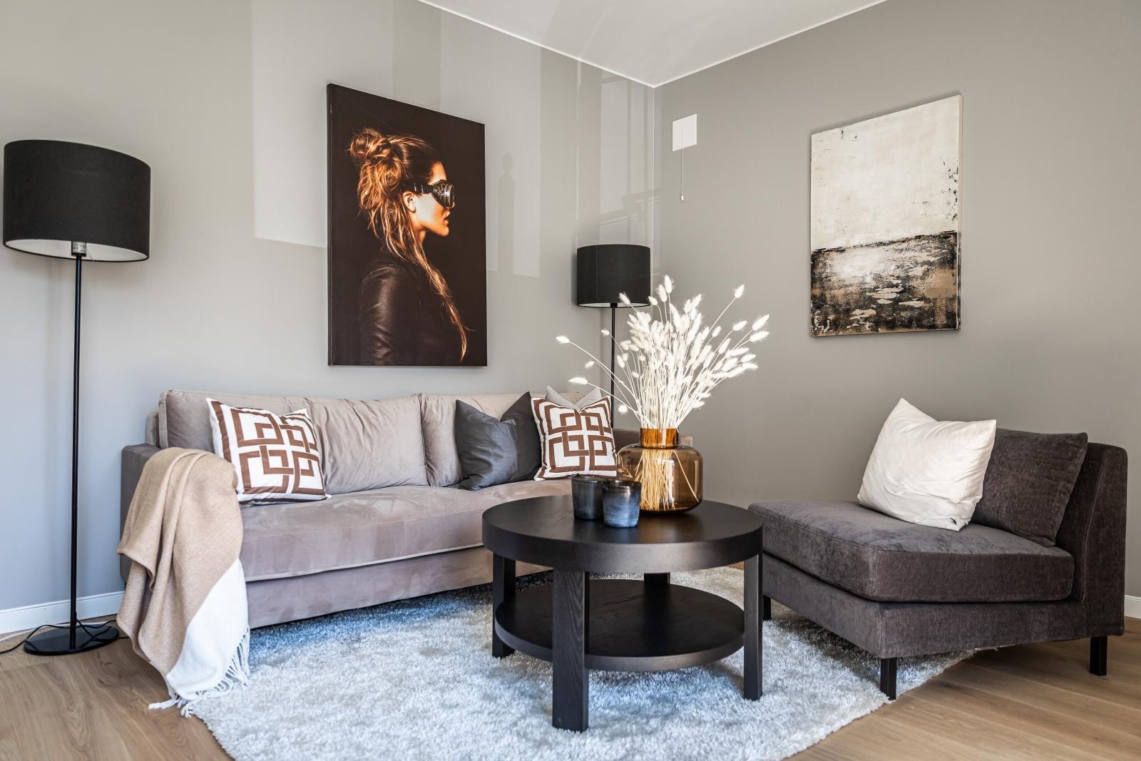 Leiligheten har pene tidsriktige fargevalg og 1-stavs eikeparkett på gulv. Galleribilde