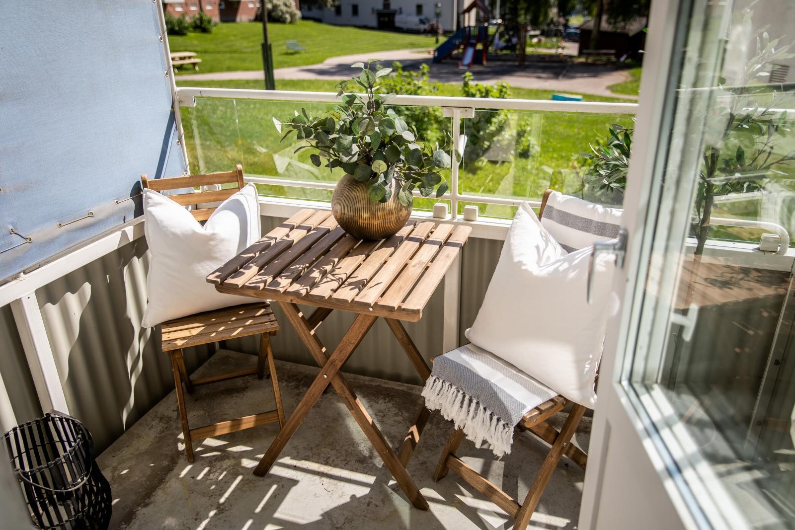 En herlig overbygget balkong som blir en forlengelse av stuen i sommerhalvåret. Galleribilde