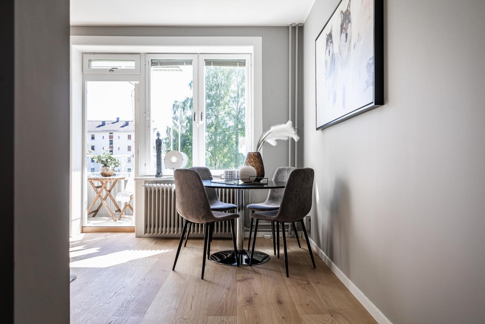 Spiseplassen finner sin naturlige plass ved vinduet. Galleribilde