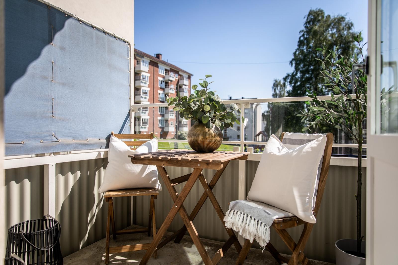 Her kan man nyte sommerens vakre soldager med utsikt over idylliske og frodige grøntarealer. Galleribilde