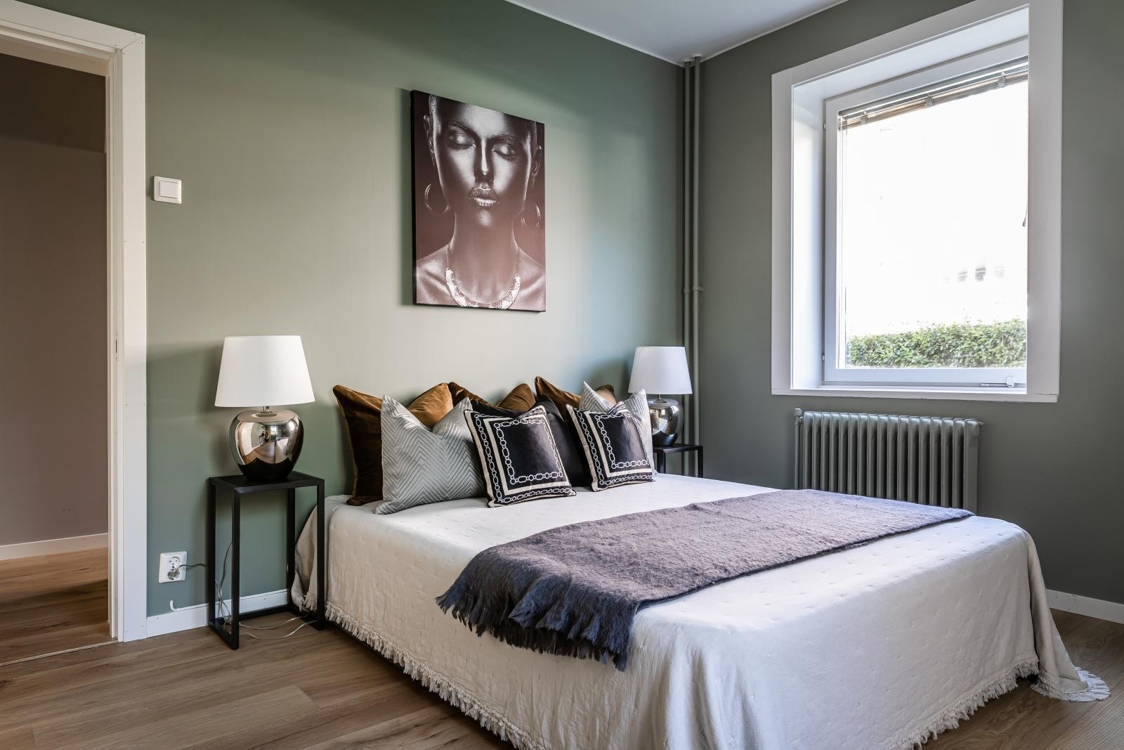 Hovedsoverommets store størrelse gir god møbleringsfrihet. Galleribilde