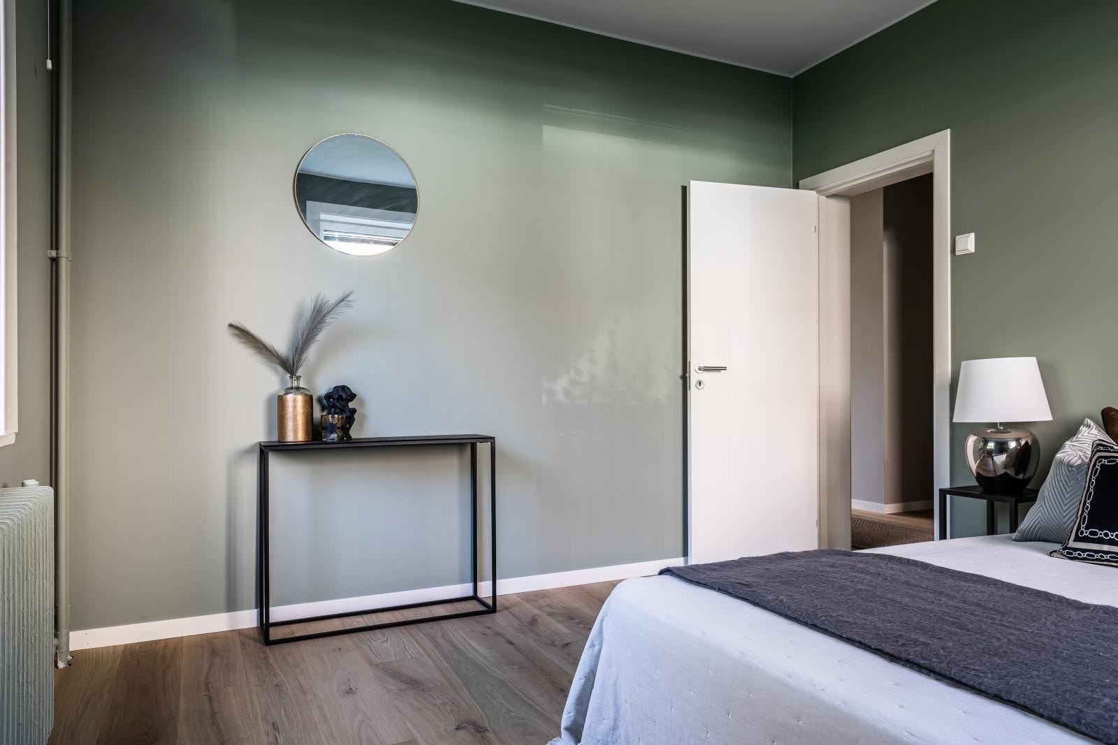 Leiligheten har to gode soverom nymalt i behagelige grønntoner med ny en-stavs parkett på gulv. Galleribilde