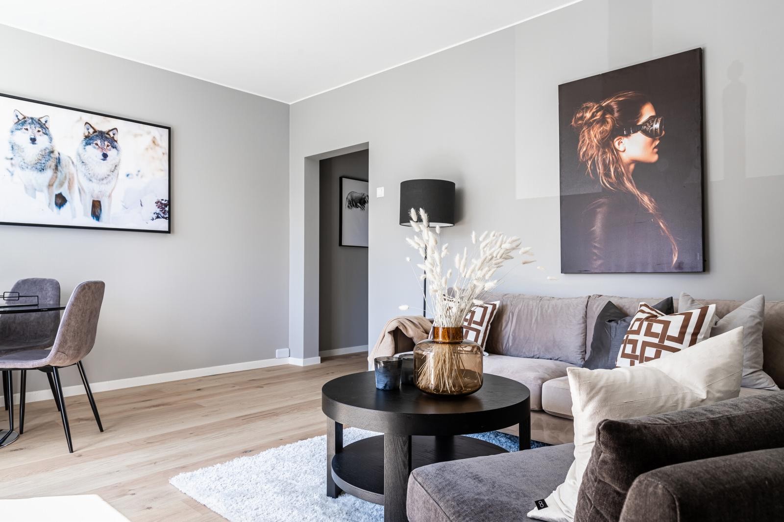 Innbydende stue nymalt i behagelige gråtoner med ny en-stavsparkett på gulv. Galleribilde