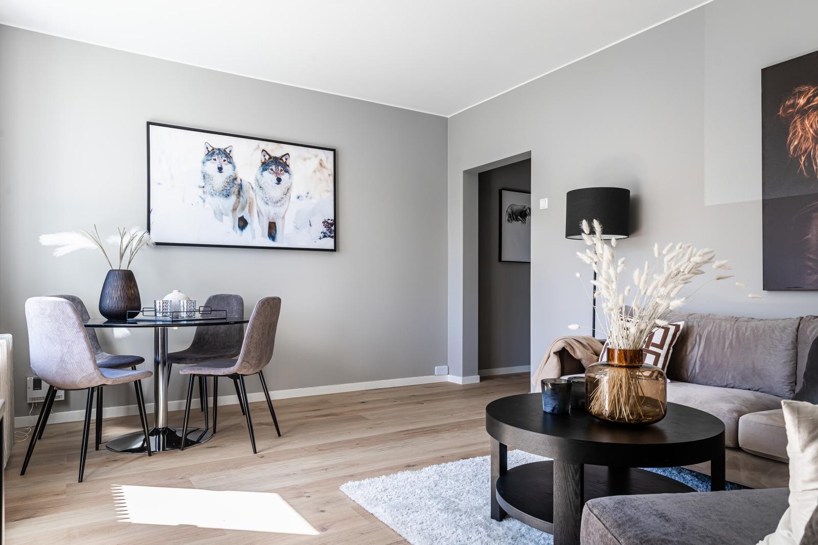 Det er enkelt å møblere stuen, naturlig delt i sofasone og spisesone. Galleribilde