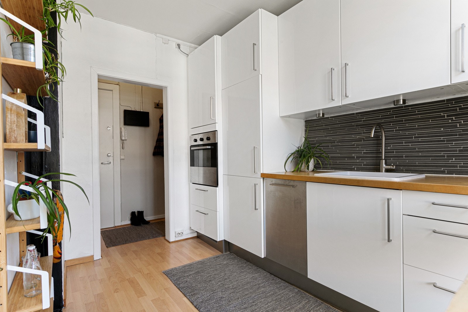 Kjøkkenet er stilrent med en pen kjøkkeninnredning og svært godt med oppbevaringsplass i skuffer og skap. Galleribilde