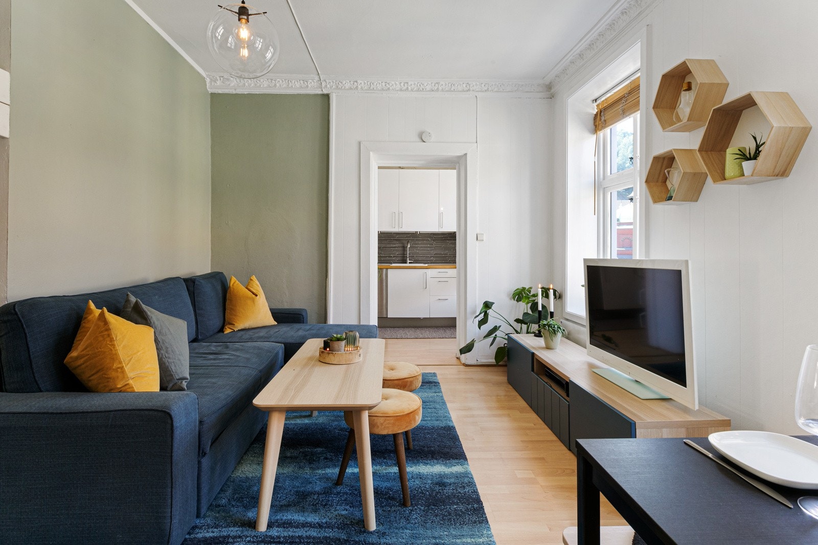 Kontrastveggen og vinduskarmene i stuen er nymalt. Den herlige kontrastveggen er malt i den delikate fargen Minty Breeze fra Jotun, en grønnfarge som harmonerer fint med de eller hvitmalte flatene og stukkaturen. Galleribilde