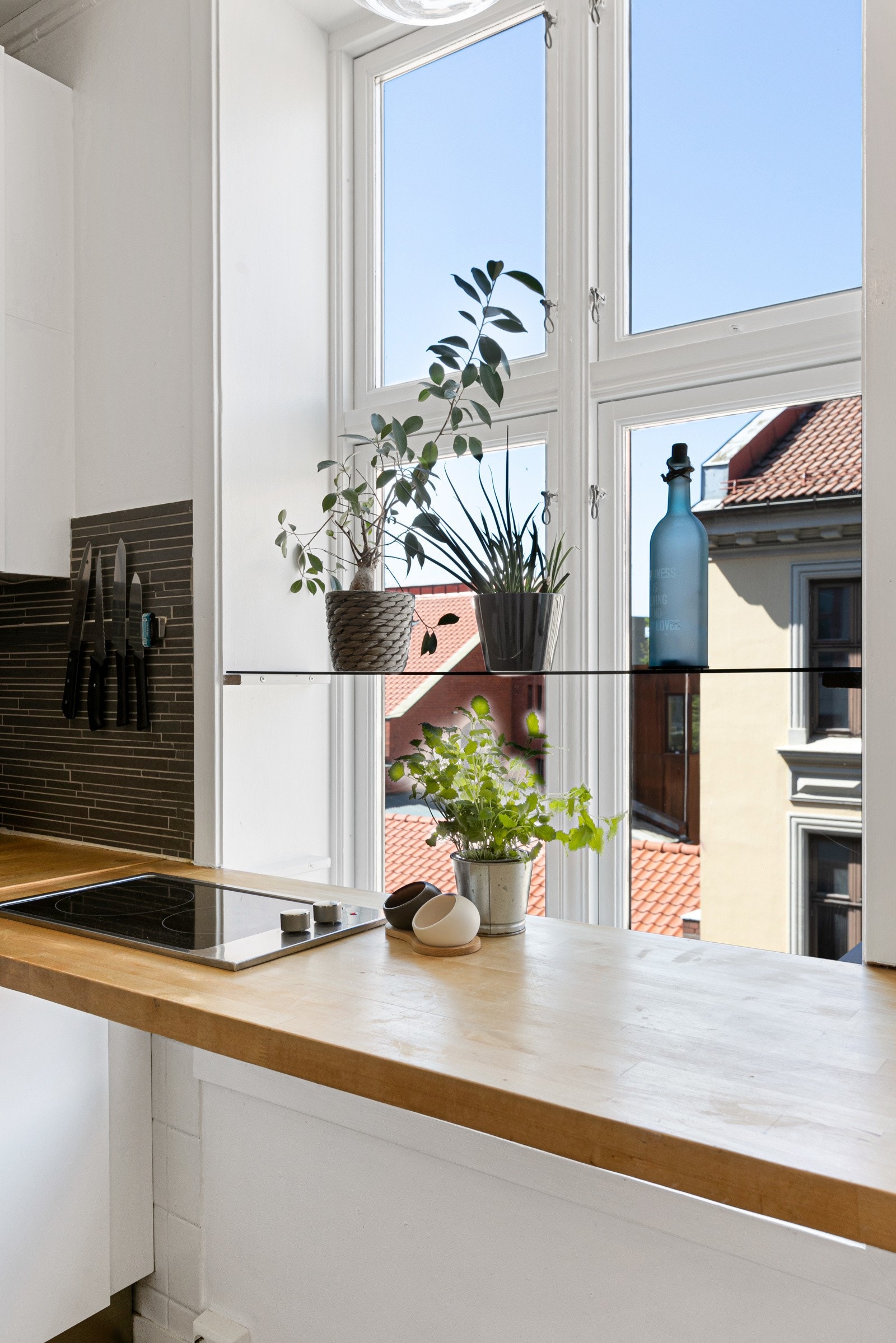 På kjøkkenet er det også et stort vindu med dype karmer som slipper inn godt med lys, så vel som hyggelig utsyn mot koselige Gamlebyen. Galleribilde