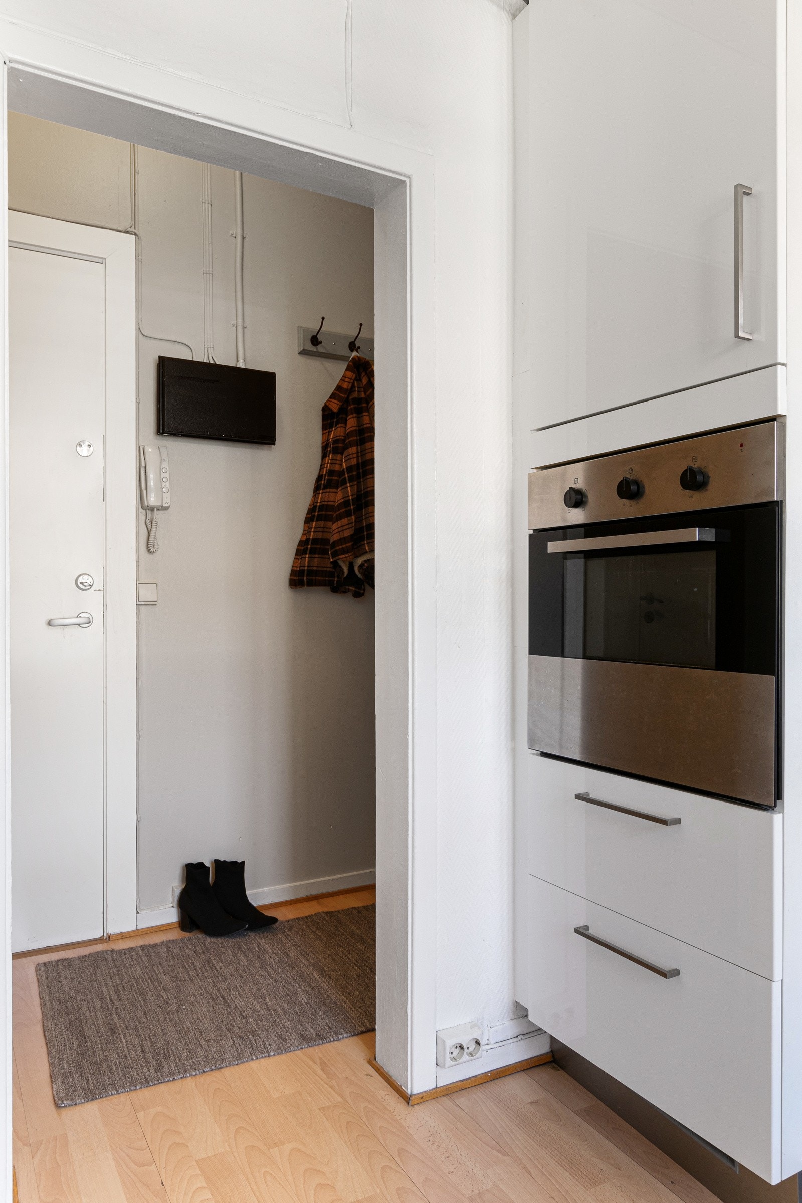 De originale, brede døråpningene gjør at leiligheten oppleves spesielt lys og åpen. Galleribilde