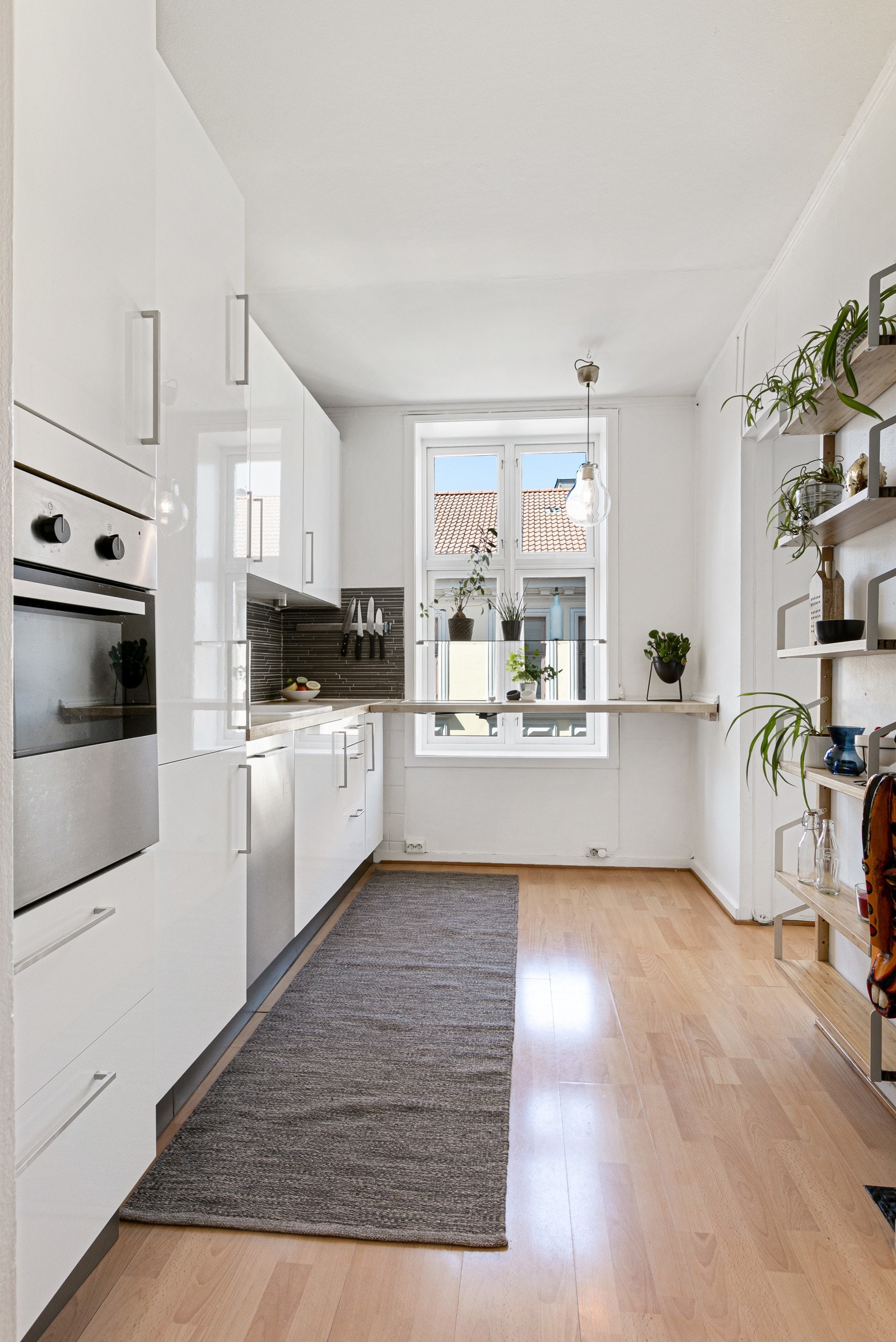 Drømmen du om et separat kjøkken hvor du kan tilberede alle dagens måltider i fred og ro? Det får du her! Galleribilde