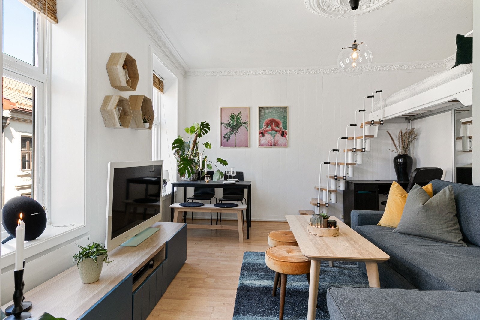 I det du trer over dørstokken forstår du umiddelbart hvilket lyst, klassisk og gjennomtenkt hjem dette er. Her kan du ta med deg flyttelasset og flytte rett inn! Galleribilde