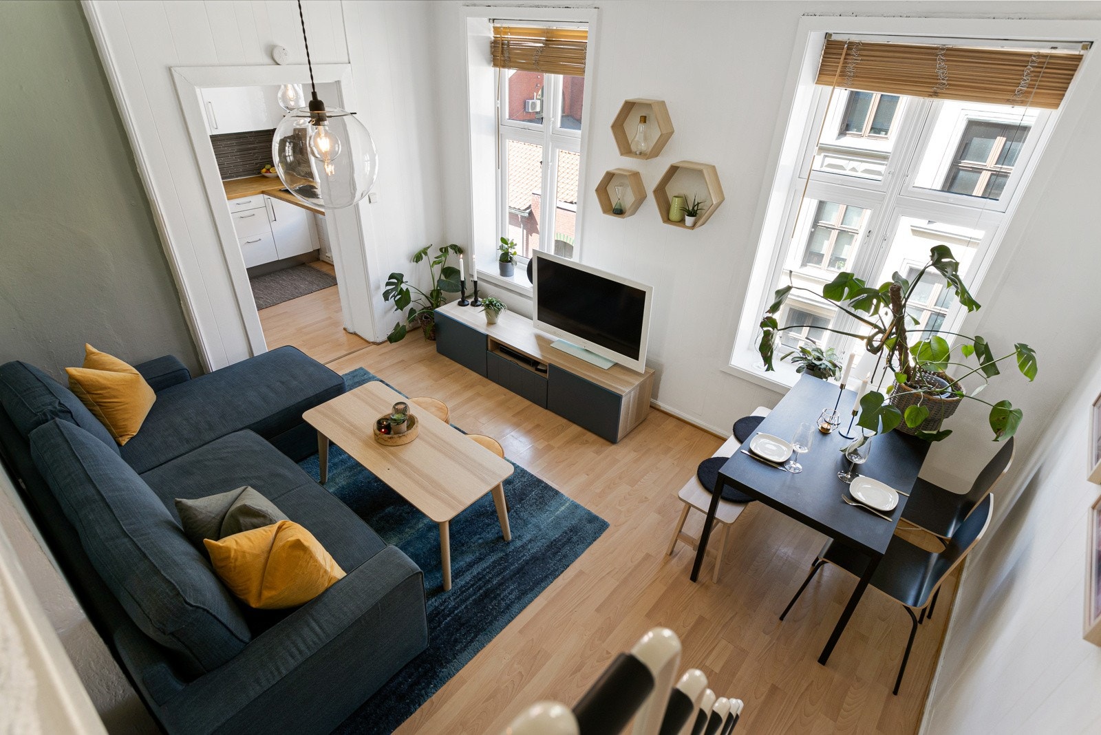 Den store stuen er et fantastisk oppholdsrom med flere bruksmuligheter. Her er det god plass til sofagruppe, bord, TV-benk, skrivebord og et sosialt spisebord. Galleribilde