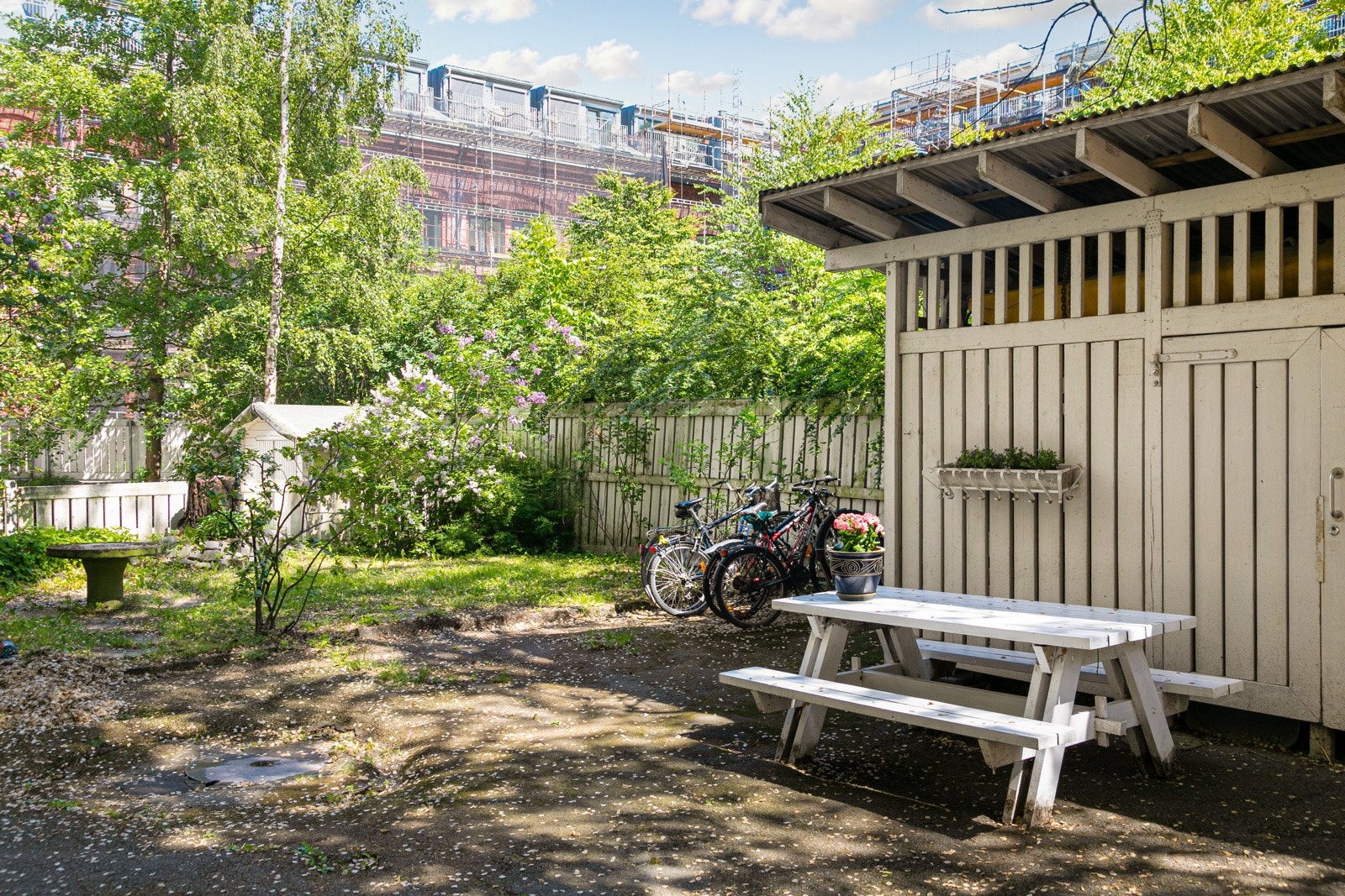 Sameiet har en hyggelig bakgård tilgjengelig for alle beboere. Her bogner det av grønne planter og andre vekster. I bakgården er det også sykkelparkering og sittegruppe for beboerne. Galleribilde