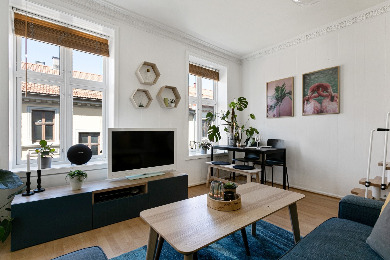 De store vinduene med dype karmer sørger for rikelig med naturlig dagslys i rommet. Dette, kombinert med den svært gode takhøyden, forsterker den allerede gode romfølelsen. Galleribilde