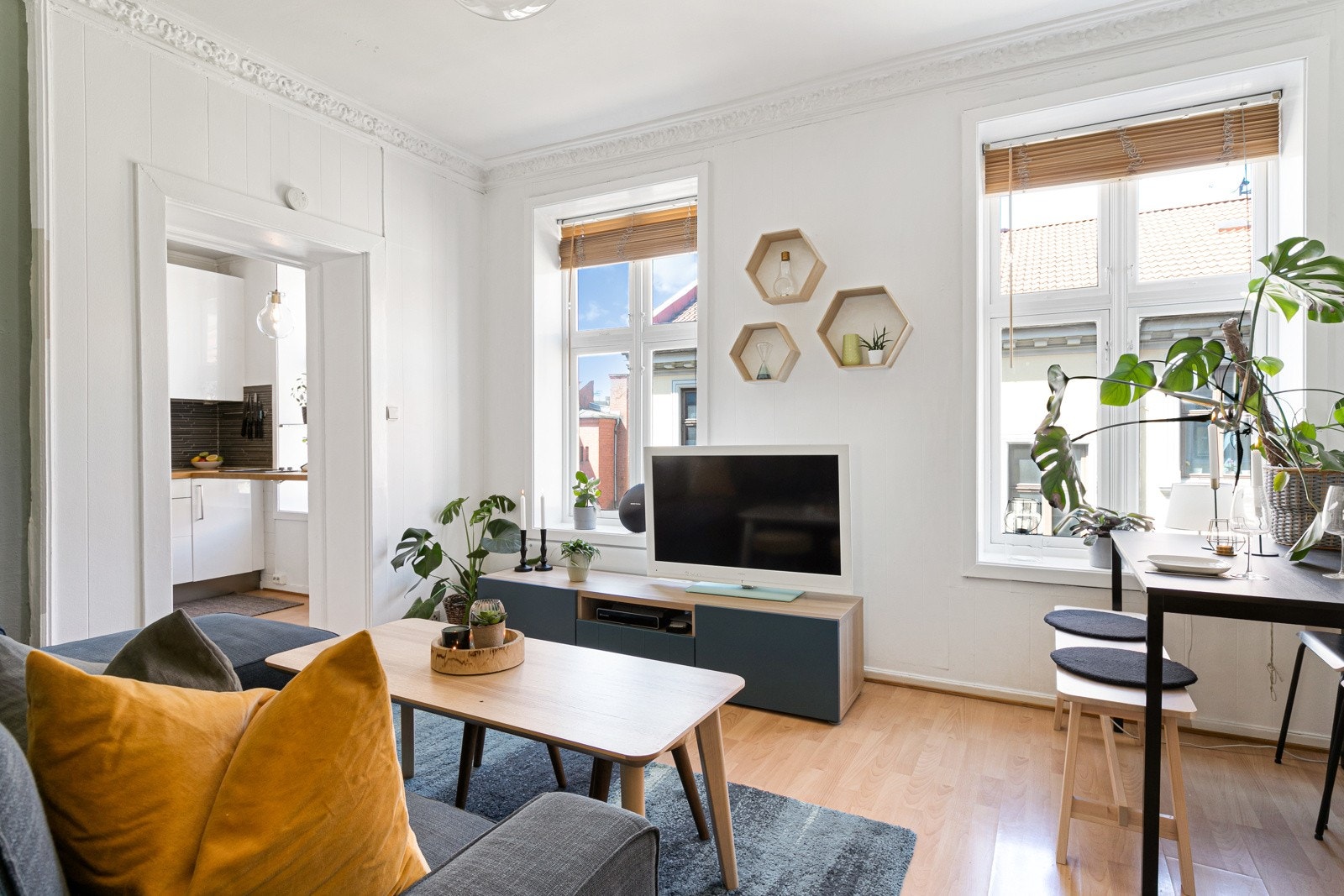 Stuen blir fort denne leilighetens hjerte ? stedet å nyte rolige dager med film, så vel som større, sosiale sammenkomster. Galleribilde