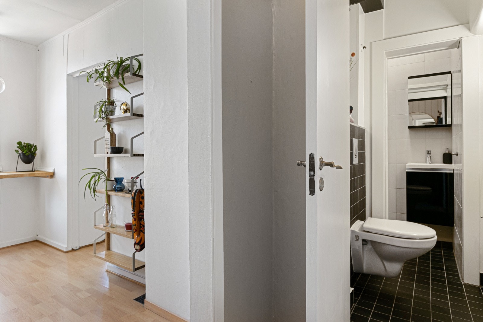 Fra inngangspartiet er det adkomst til leilighetens baderom. Galleribilde