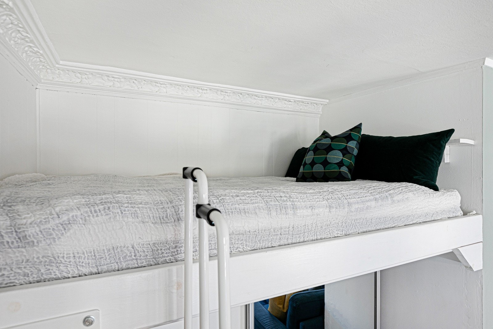 På hemsen er det god plass til madrass på 1,40m. Den gode takhøyden sikrer en luftig atmosfære er oppe. Galleribilde