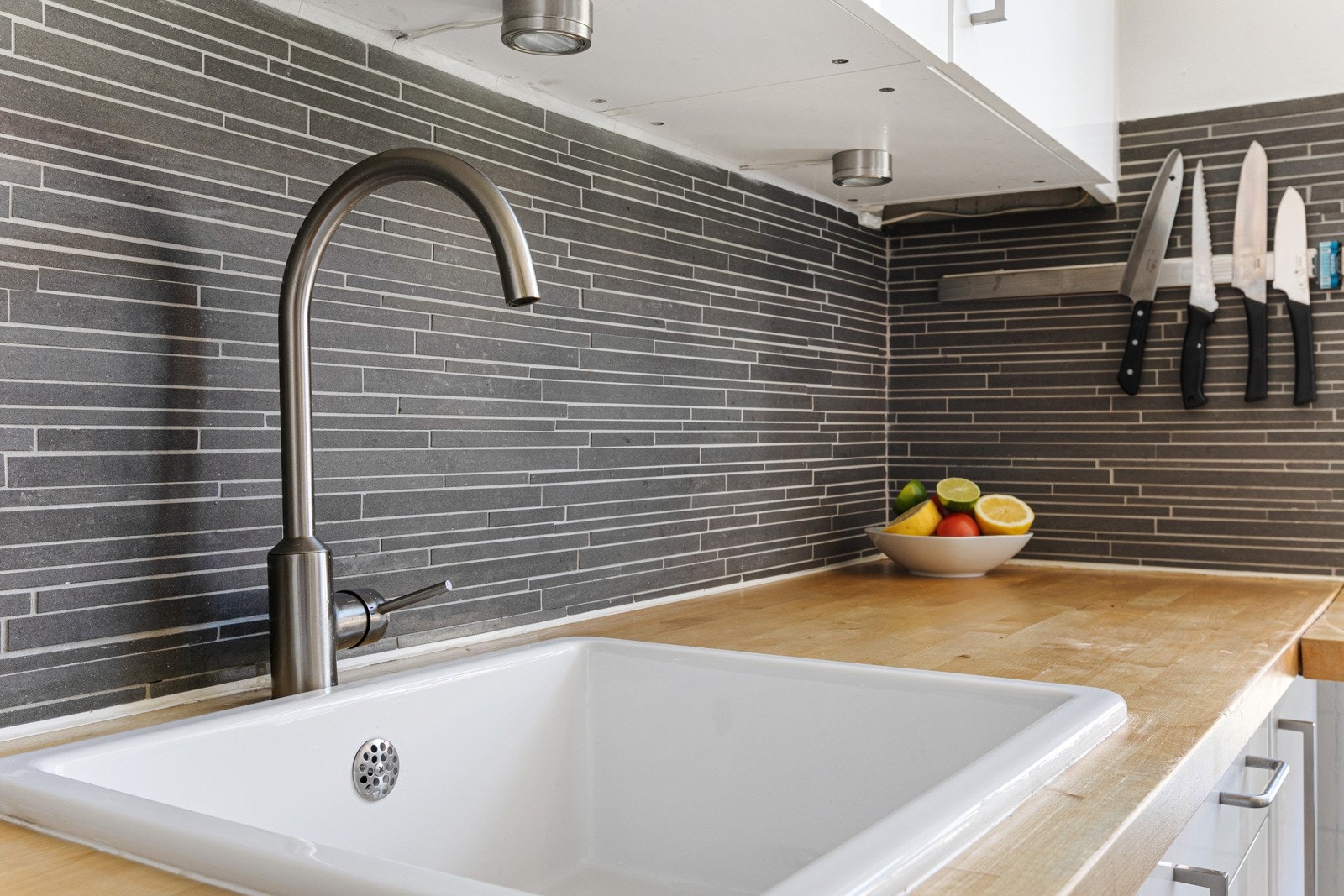 Lys under overskap og delikate fliser over benkeplaten gir deg også gode arbeidsforhold på kjøkkenet. Galleribilde