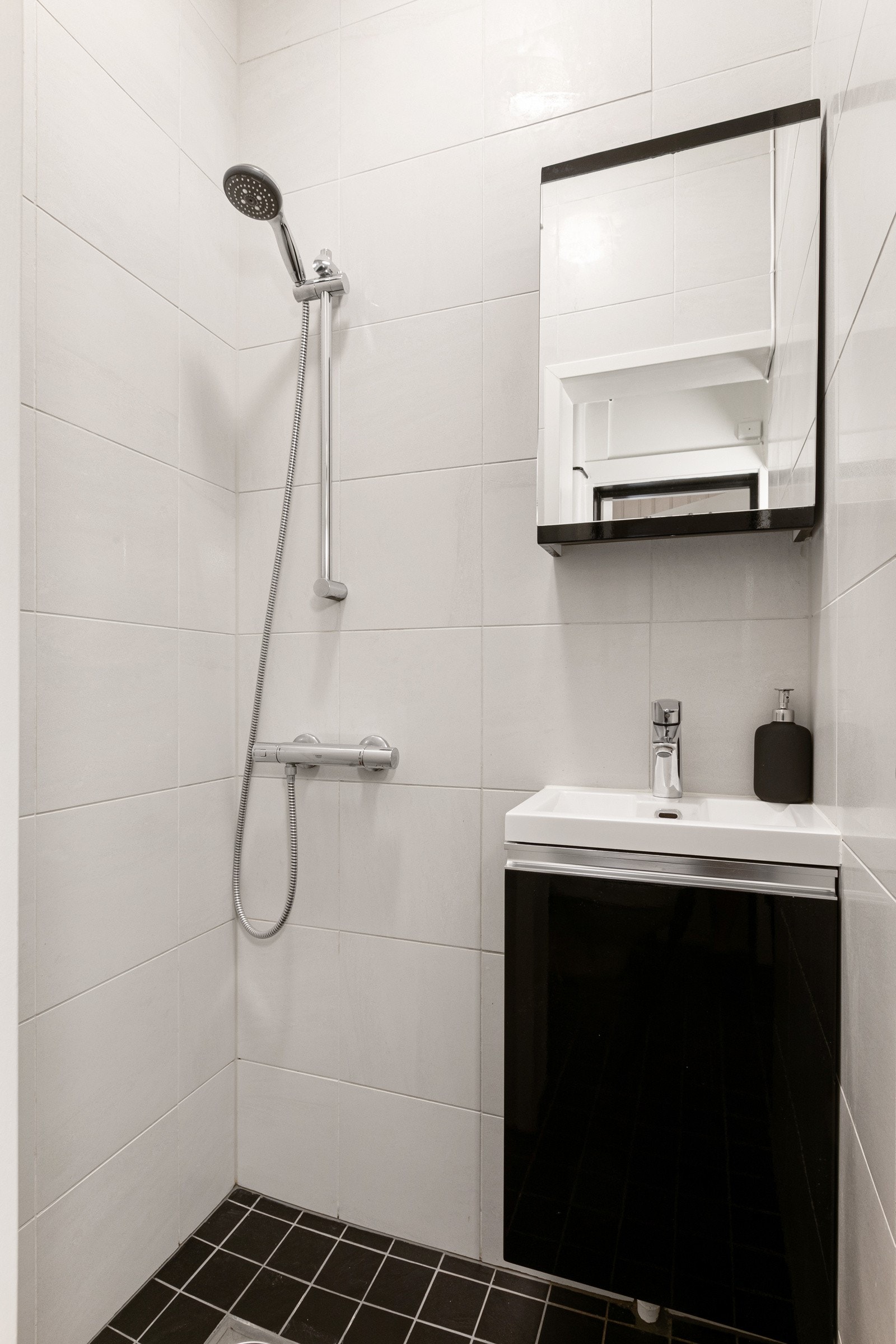 Det er godt med plass til oppbevaring av baderomsartikler, håndklær og annet. Galleribilde