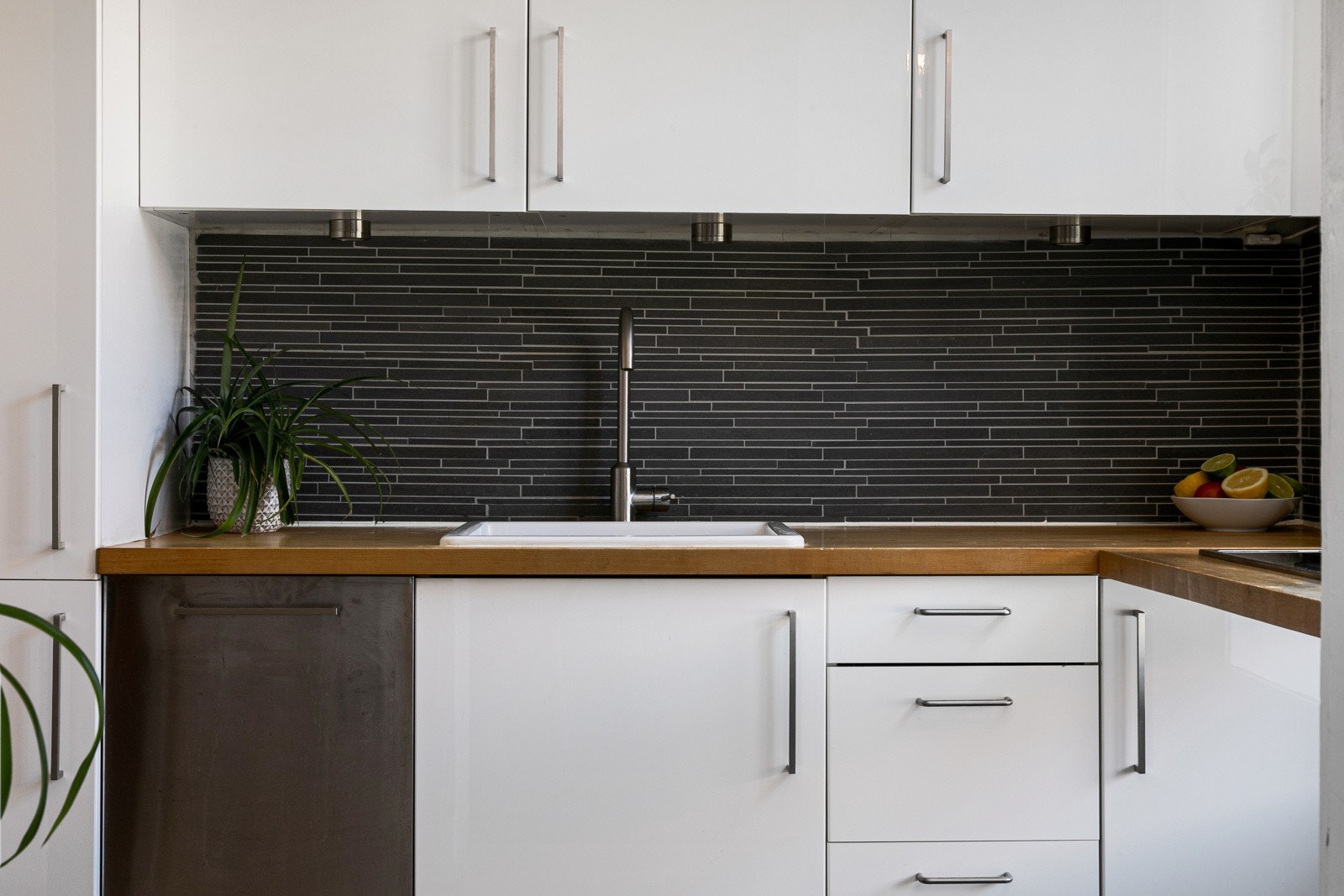 Hvitevarer som integrert kjøleskap/frys, oppvaskmaskin, stekeovn og koketopp medfølger salget. Oppvaskkum ble montert i 2021. Galleribilde