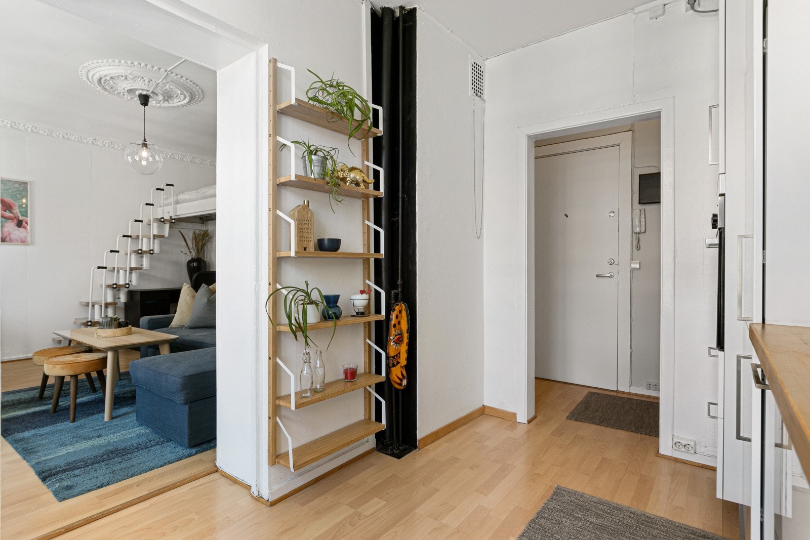 Den luftige, åpne atmosfæren i leiligheten er til å ta og føle på. Dette hjemmet oppleves større enn sine 28m². Galleribilde