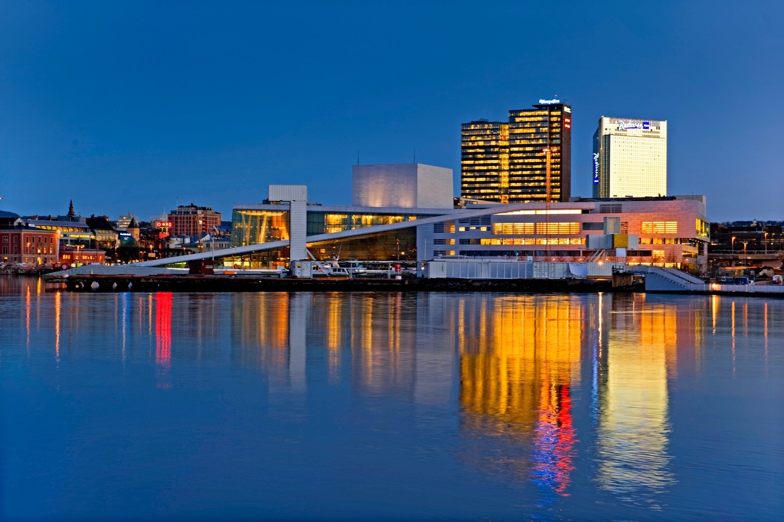 til Sørenga og Bjørvika med Operaen, den hippe og nyetablerte bydelen med fantastisk arkitektur rett ved fjorden. Den nye Havnepromenaden byr på restauranter, caféer og tilbud fra Sørhavna og langs vannet hele veien bort til Lysaker. Galleribilde