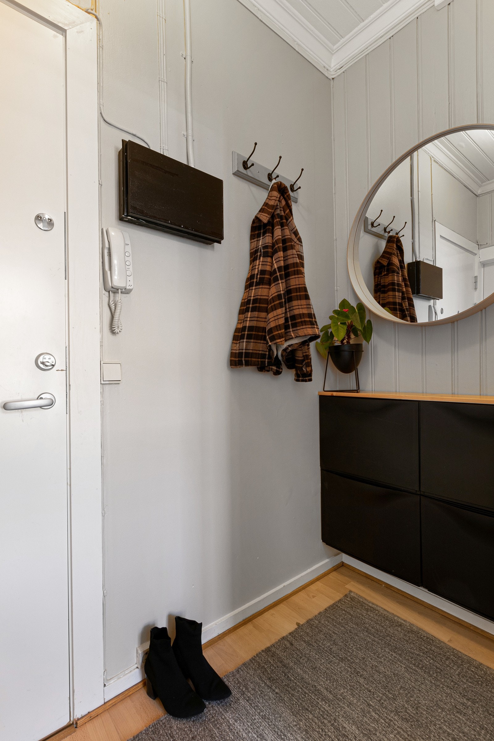 Knaggeløsninger og skoskap gjør det enkelt å henge fra seg yttertøyet og sette fra seg sko. Galleribilde