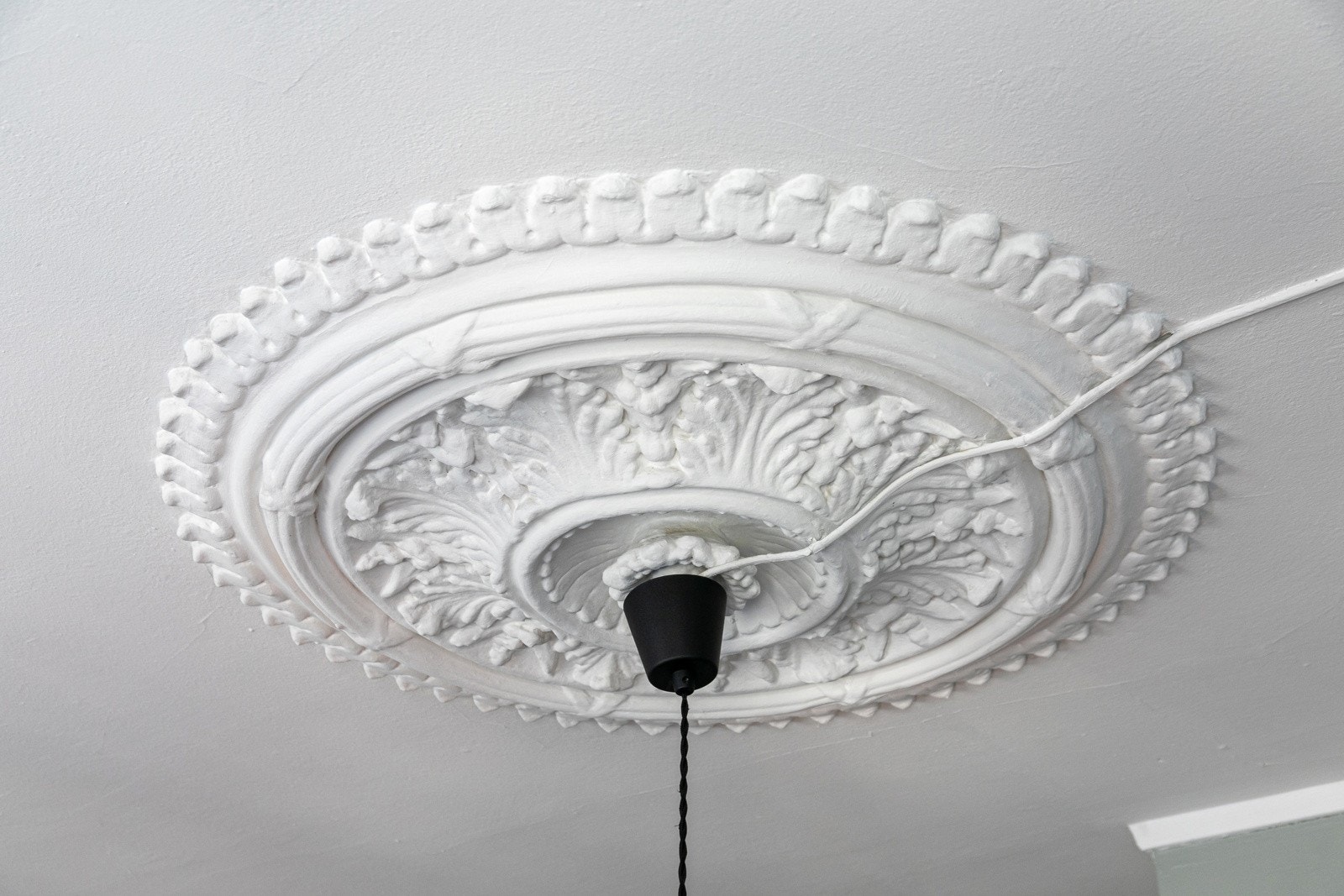 Leiligheten er betydelig oppgradert i senere tid, men de klassiske detaljene som rosett og stukkatur er likevel godt bevart. Galleribilde