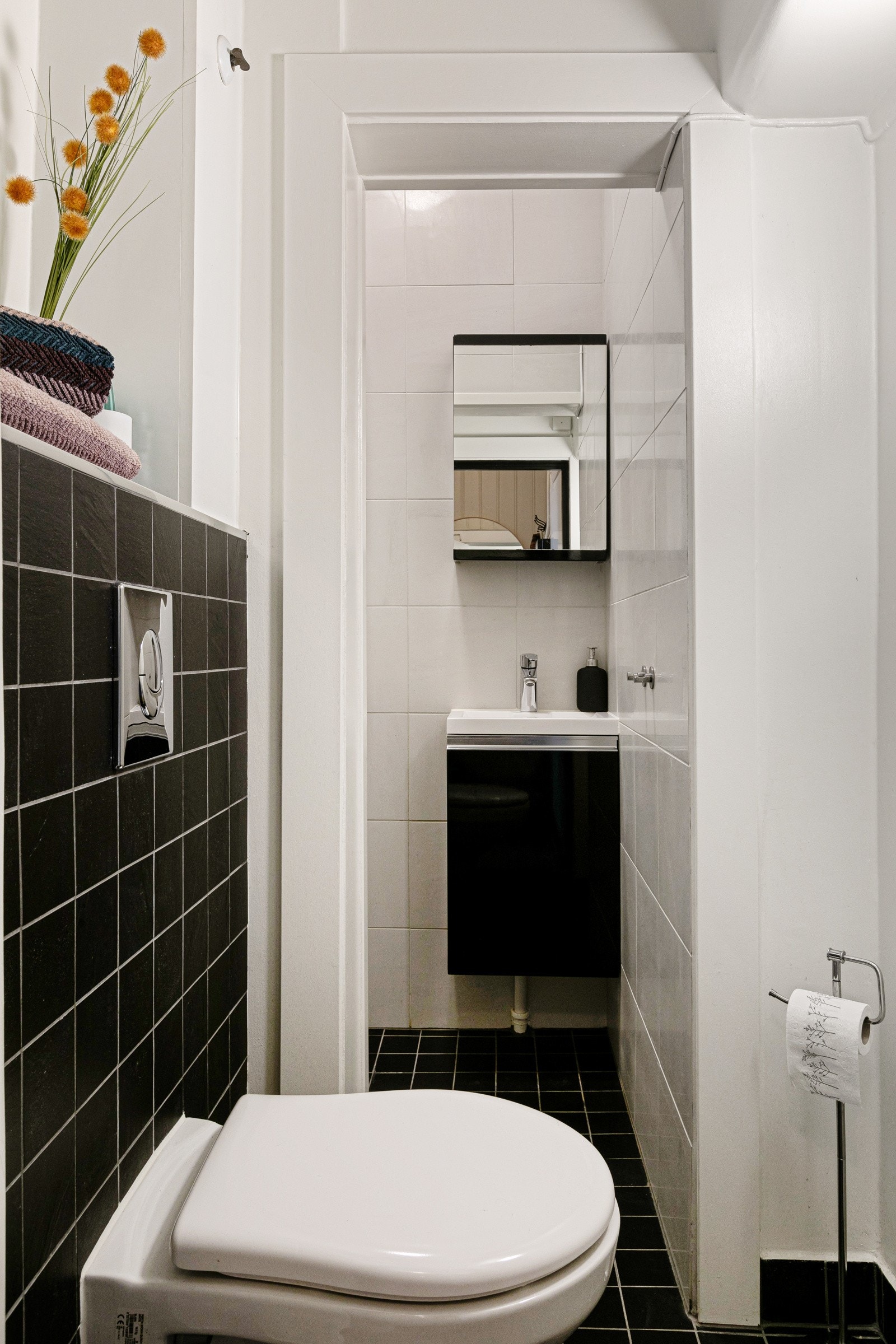 Badet er praktisk og moderne, og ble i 2018 pusset opp med nye varmekabler, fliser, ny dusj, nytt toalett, ny baderomsinnredning og nye lamper. Galleribilde