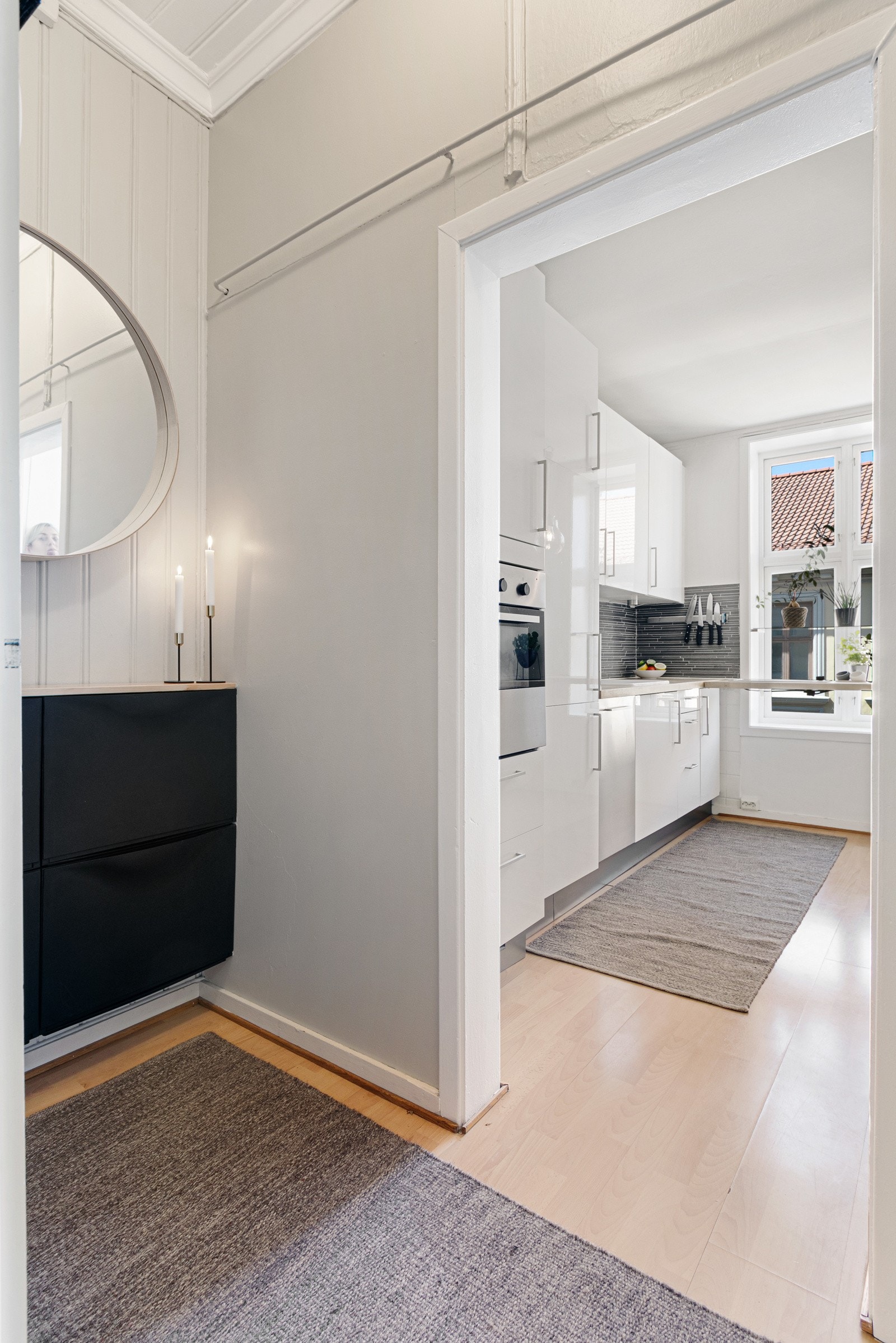 Inngangspartiet er romslig med god plass til yttertøy og sko. Lysmalte flater og mye lys fra kjøkkenvinduet sikrer en lys og hyggelig velkomst. Galleribilde