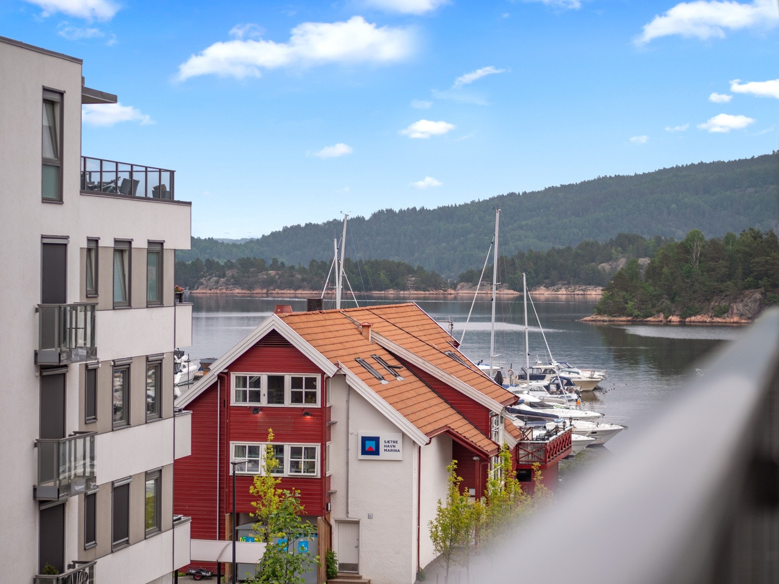 Noe fjordutsikt fra balkongen. Galleribilde