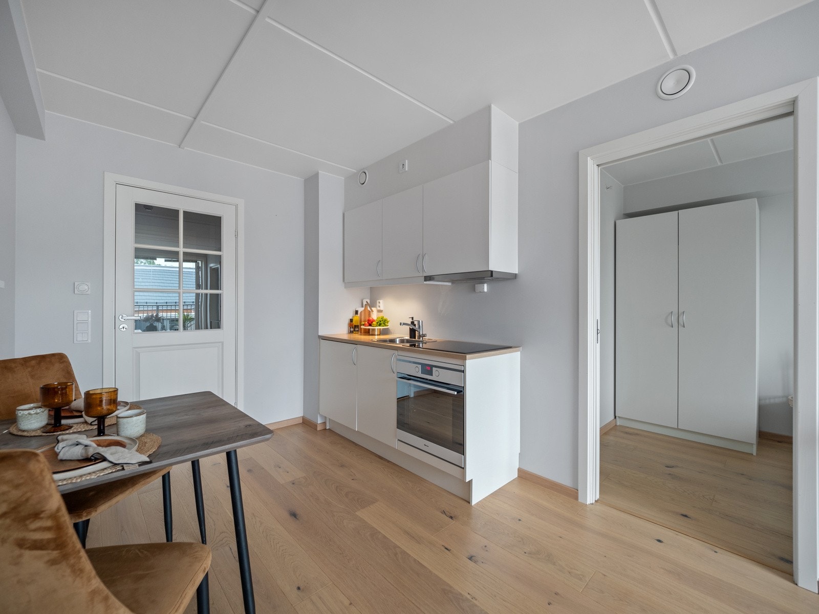 Kjøkken/stue mot soverom. Galleribilde
