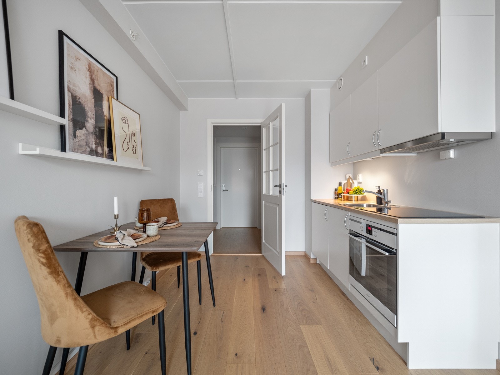 Stue med åpen kjøkkenløsning. Galleribilde