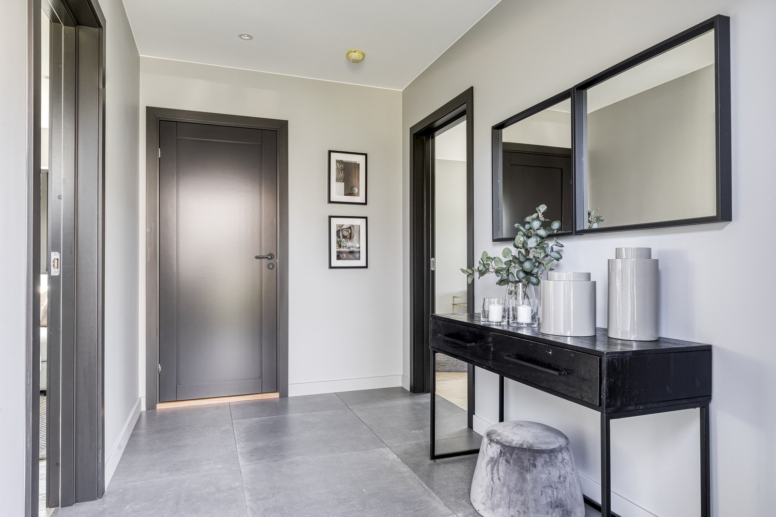 Velkommen inn - romslig entré med 80/80 fliser. Bilder fra Sykehusveien 6D. Galleribilde